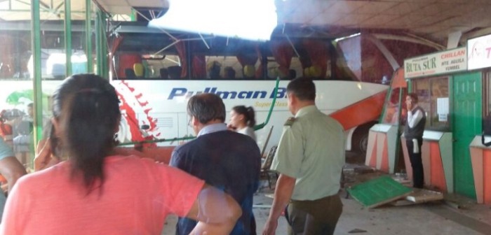 Bus interprovincial con 37 pasajeros se incrustó en el terminal de buses Cabrero
