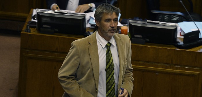 Senador Fulvio Rossi es apuñalado en acto de campaña en Iquique