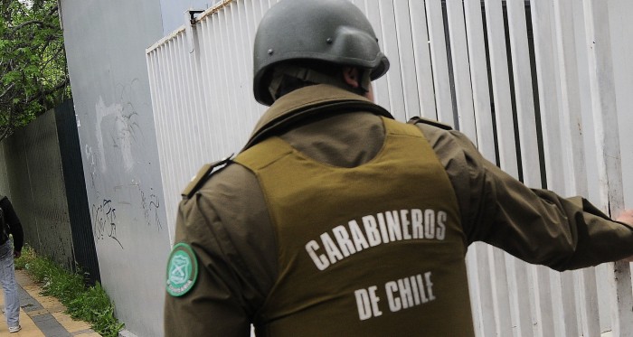 Actores denuncian trato vejatorio contra estudiante de Teatro por parte de Carabineros