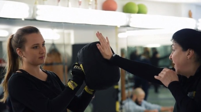 5 sencillos movimientos de defensa personal que toda mujer debería saber