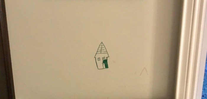 Madre sacó risas en Twitter con innovadora idea cuando su hijo pintó la pared de su casa