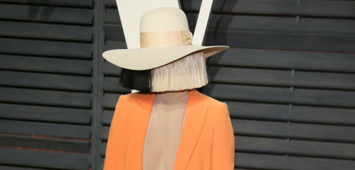 Cantante Sia compartió fotografía completamente desnuda para impedir que lucren con ella