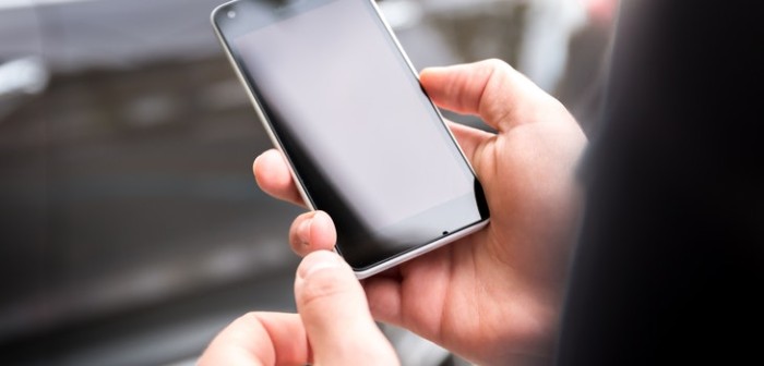 No lo lleves a la pieza: tres motivos por los que no debes dormir junto al smartphone