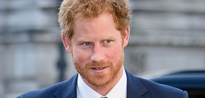 Expertos en lenguaje corporal dan respuesta a curioso gesto del príncipe Harry