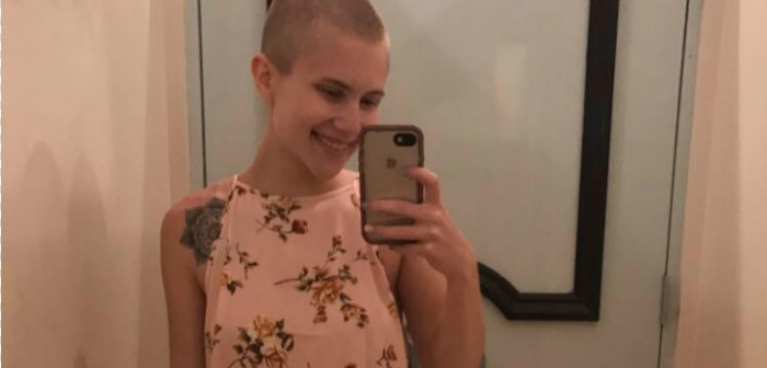 Madre pintó bello diseño de flores en la cabeza de su hija con alopecia ¡Quedó hermosa!
