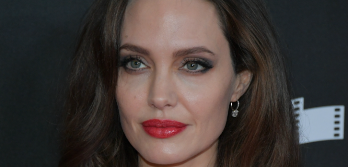 Joven se realizó 50 cirugías en su rostro para lucir como su ídola Angelina Jolie