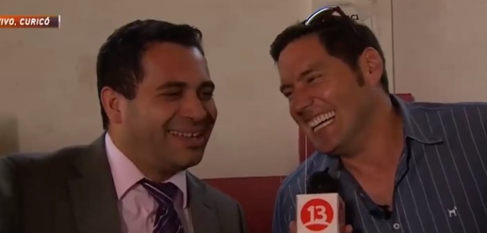 Simpática compañera de mesa de Pancho Saavedra se lució cantando a las 'gorditas'