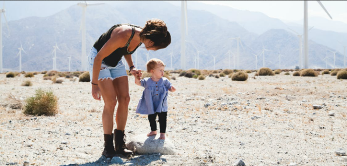 Madre se defendió de las críticas por teñirle el pelo a su hija: estas fueron sus razones
