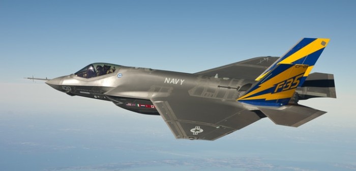 Armada estadounidense se disculpa por pene dibujado por piloto en el cielo