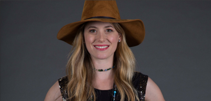 Emilia Noguera dejó atrás su angelical look de 'La Colombiana' para nocturna de TVN