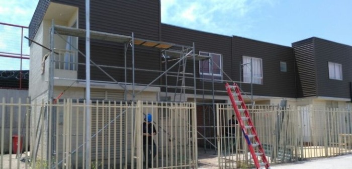 Inician labores de blindaje de viviendas en villa a un costado de La Legua