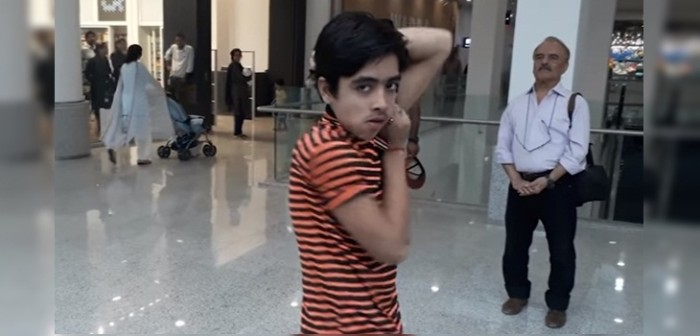 Joven pakistaní asombra con espeluznante capacidad para girar en 180° su cabeza