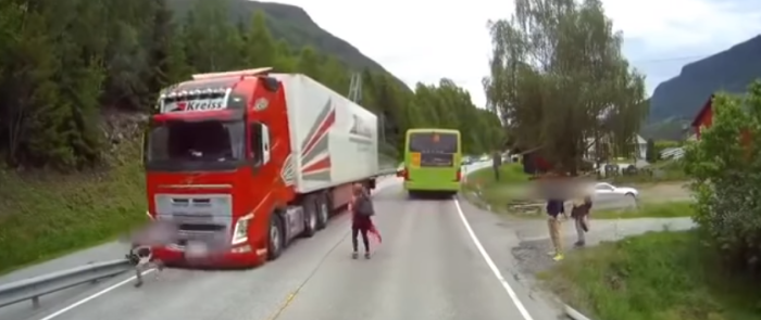 Impactante registro: niño se salva por muy poco de ser atropellado por un camión