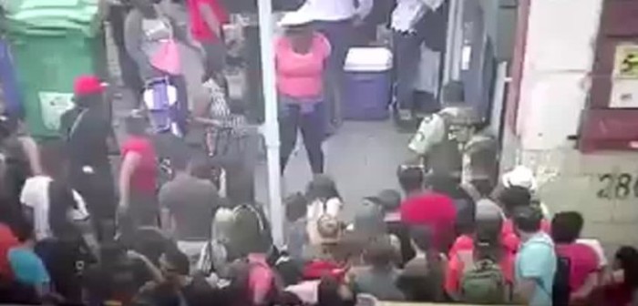 Pareja de Carabineros fue atacada violentamente por turba de comerciantes en barrio Meiggs