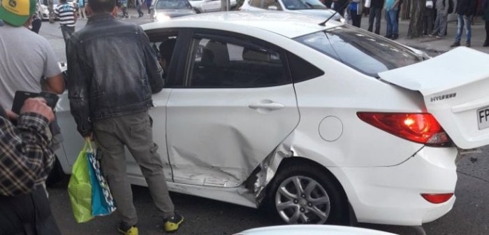 Mujer resulta con lesiones tras colisión entre dos vehículos en Viña del Mar