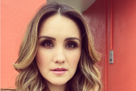 Así luce la ex RBD Dulce María como tía Ema en versión mexicana de Sres.Papis