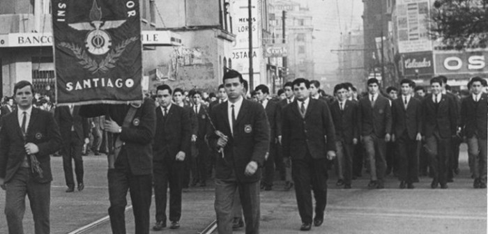 Ministerio de Educación recomendará sustituir uniformes por buzos