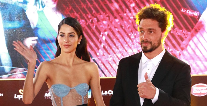 Fernanda Figueroa se lució en Copihue de oro con vestido similar al usado por Bella Hadid