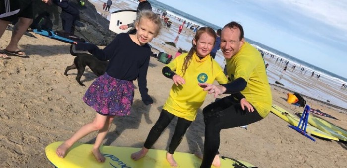 El curioso (y asqueroso) hallazgo que hizo padre entre dulces de sus hijas tras Halloween