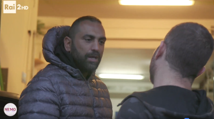 Brutal agresión de mafioso italiano a periodista que preguntó su vínculo con la política