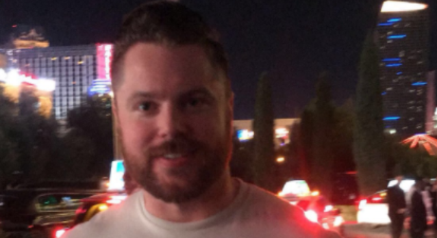 Sujeto creía que polera regalada por exnovia decía 'Te amo': se llevó fea sorpresa