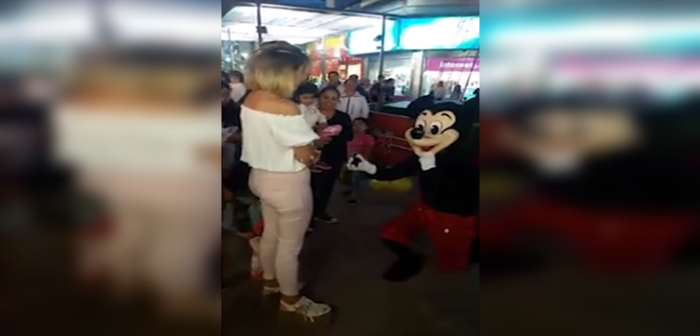 Hay formas de pedir matrimonio y esta: sujeto sorprendió a su novia disfrazado de Mickey