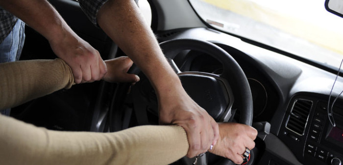 Falsos policías habrían robado auto recién comprado y avaluado en $11 millones