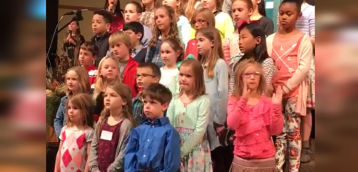 Esta niña debía mantener la compostura durante evento de su iglesia... pero no lo logró