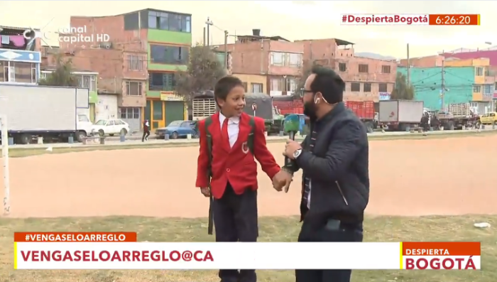Niño abandonó entrevista en TV de Colombia para no llegar tarde a clases: ahora es famoso
