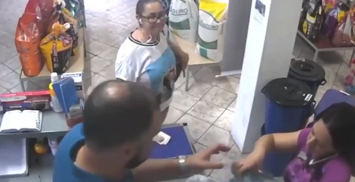 Mujer fue víctima de particular 'delincuente' en Brasil: un ave robó su dinero