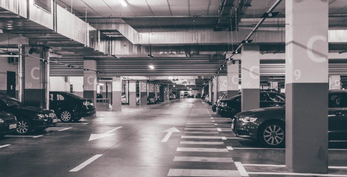 Sujeto que había olvidado dónde estacionó su auto, lo encontró... pero 20 años después