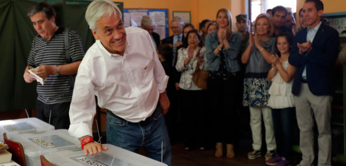Pasó casi desapercibido: sujeto realizó gesto obsceno a Sebastián Piñera en plena votación
