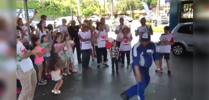 El eufórico baile con el que trabajador de bencinera animó a clientes a apoyar la Teletón