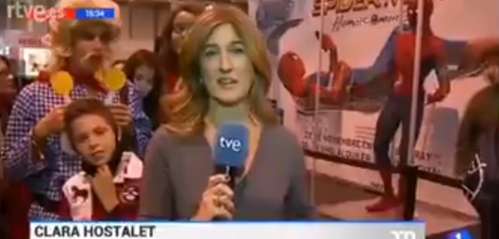 Reportera española se llevó un buen susto durante transmisión en vivo desde la Comic Con