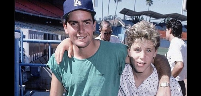 Charlie Sheen niega haber tenido sexo con actor adolescente en los 80