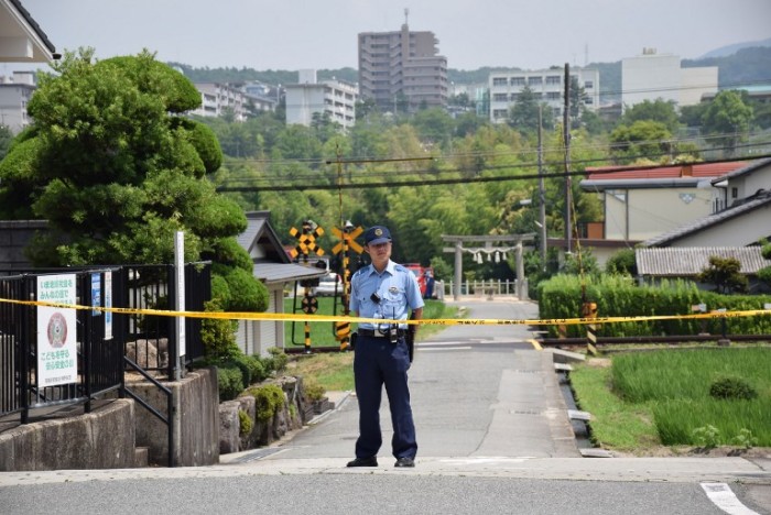 Padres se entregaron luego que su hija muriera de frío: estaba encerrada y desnutrida