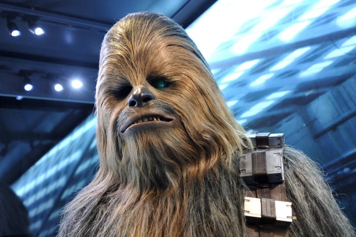 Conoce al atractivo actor que se esconde tras el personaje de Chewbacca en Star Wars