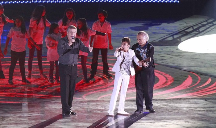 Niño español que emocionó a todos en Teletón 2015 reapareció en Estadio Nacional