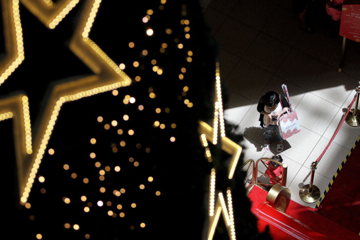 Indignación genera árbol de Navidad instalado en Serbia por su excesivo costo