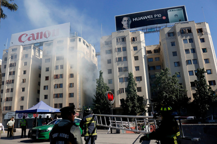 Incendio en emblemático sector de Plaza Italia generó gran despliegue de bomberos