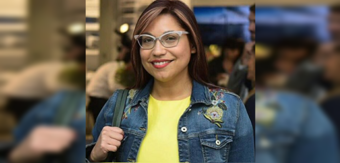 Alejandra Valle chochea con su hija embajadora de reconocida tienda de carteras