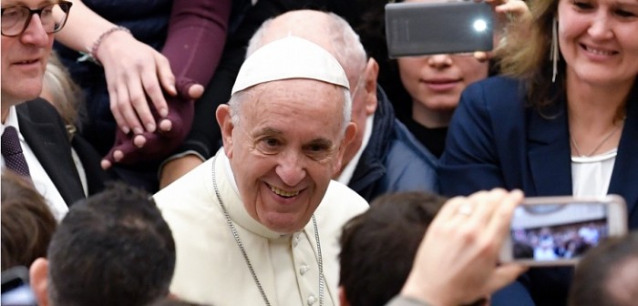 Los relatos que oirá el Papa en su visita a Chile: incluye el de mujer maltratada