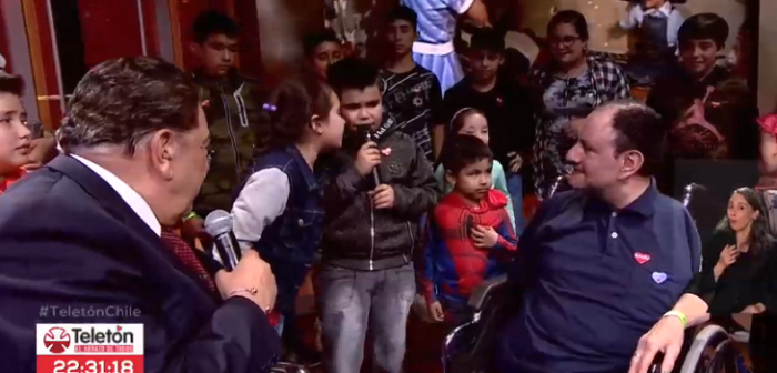 Niño protagoniza divertido momento en la Teletón al olvidar letra de una canción