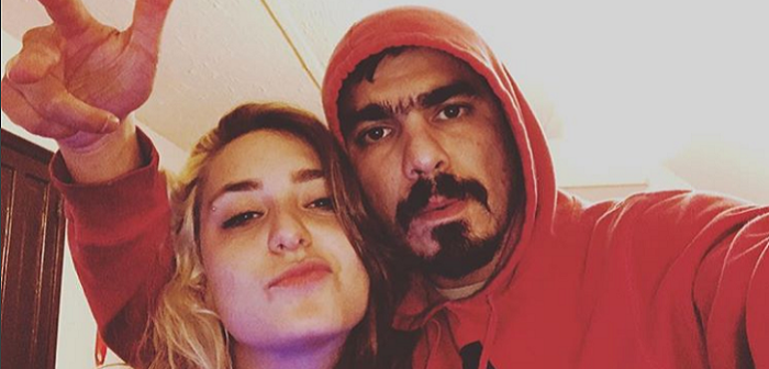 Vocalista de Villa Cariño posa junto a Presidenta Bachelet en cumpleaños de su polola