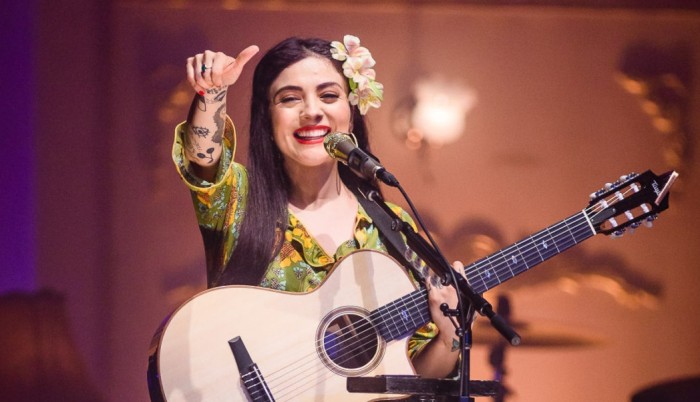 El gran gesto de fans penquistas en 2013 que Mon Laferte recordó en medio de su concierto