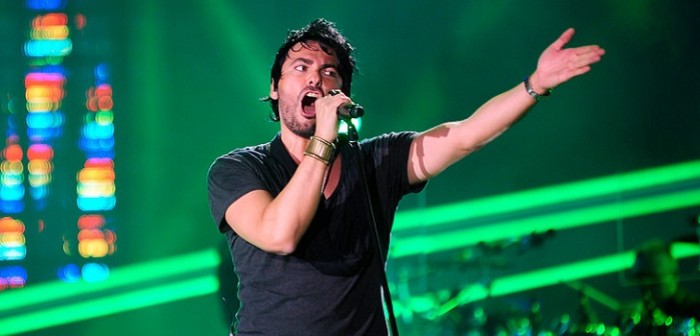 Beto Cuevas sufre estrepitosa caída sobre el escenario mientras cantaba en México