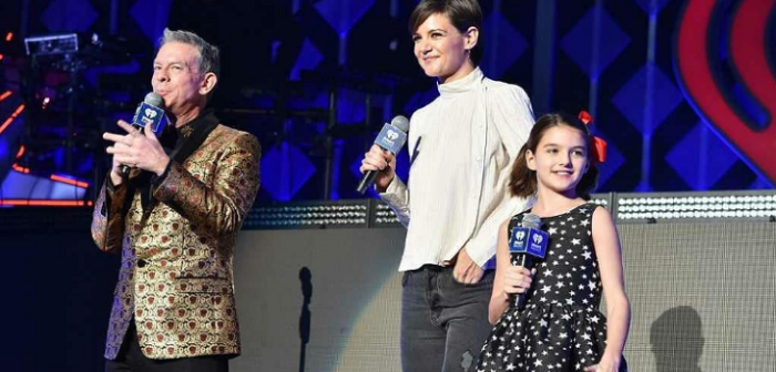 Hija de Katie Holmes y Tom Cruise debutó como presentadora en concierto de Taylor Swift