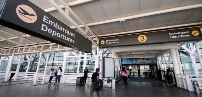 Chileno deportado robó teléfono en avión: madre lo fue a ver y terminó detenida por estafa