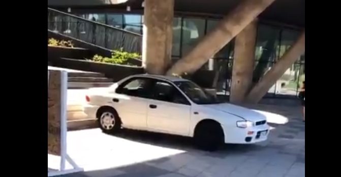 Mujer quiso entrar a estacionamiento de edificio: erró y terminó en escalera peatonal