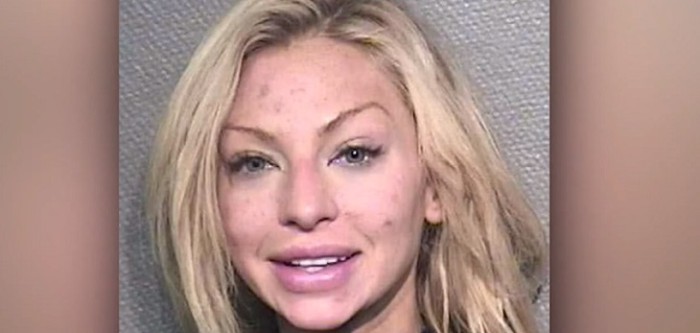 Mujer se emborrachó en primera cita y terminó presa: destruyó valiosas obras de arte